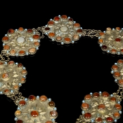 Cinturón de metal repujado con piedras engastadas, s.XX