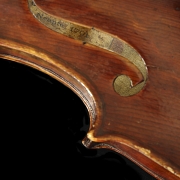 Violín etiquetado en su interior como