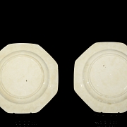 Dos platos de cerámica esmaltada