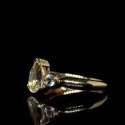 Anillo oro amarillo con aguamarina central y diamantes
