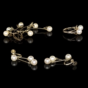 Conjunto de anillo, broche y pendientes de oro amarillo con perlas