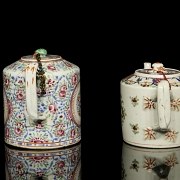Dos teteras de porcelana esmaltada, dinastía Qing