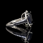 Anillo con zafiro y diamantes en oro blanco de 18k
