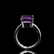 Anillo de oro blanco de 18K con amatista y diamantes