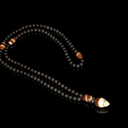 Collar de ciento ocho cuentas de ágata negra y Dzi, dinastía Liao