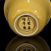 Cuenco de porcelana con esmalte amarillo, dinastía Ming