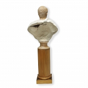 Busto sobre pedestal 