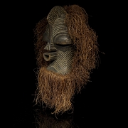 Máscara femenina Kifwebe con atuendo de rafia, Songye, R.D. del Congo, s.XX
