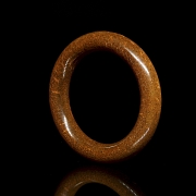 Brazalete tallado de tonalidad ámbar, s.XX