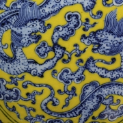 Jarrón de porcelana en azul y amarillo 