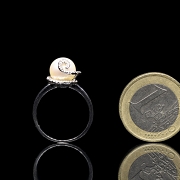 Anillo en oro blanco de 18K con perla y diamantes