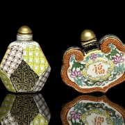Pareja de botellas de rapé de porcelana esmaltada, con sello Qianlong