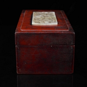 Caja de madera lacada roja y jade