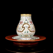 Jarrón de porcelaa con esmaltes familia rosa, con sello Qianlong