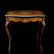 Mesa estilo Luis XV con marquetería, med. s.XX