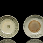 Dos grandes platos de cerámica esmaltada