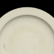Plato de cerámica con vidriado blanco, dinastía Qing