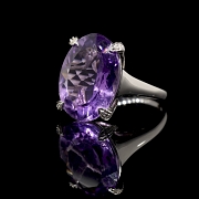 Anillo de oro blanco 18 kt con amatista y diamantes