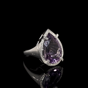 Anillo en oro blanco de 18 kt con una amatista y diamantes