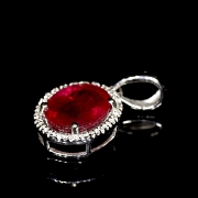 Colgante de oro blanco de 18k con rubí y diamantes