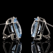 Pendientes en oro blanco de 18k, topacios y diamantes