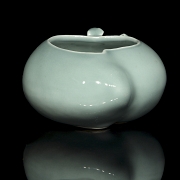 Glazed porcelain container ‘Peaches’, with Qianlong mark - 2