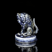 Figura de porcelana azul y blanca 