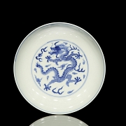Plato de porcelana azul y blanco 