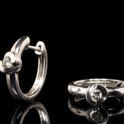 Pendientes de aro en oro blanco de 18k con diamantes