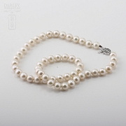 Collar de Perlas blancas  con cierre  de oro blanco
