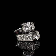 Sortija de oro blanco de 18 kt con dobles brillantes