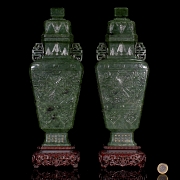 Pareja de jarrones de jade verde espinaca, con sello Qianlong