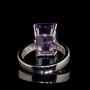 Anillo de oro blanco de 18k con amatista y diamantes