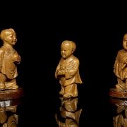 Tres figuras de madera tallada