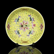 Tres platos de porcelana esmaltada