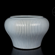 Vasija de porcelana con esmalte celeste, dinastía Qing