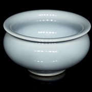 Recipiente de porcelana con vidriado azul, con marca en la base