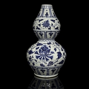Polychrome ceramic ‘Peonies’ Hulu vase, Yuan style