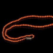 Collar con pequeñas cuentas de coral