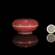 Caja de porcelana con esmalte rojo, dinastía Qing