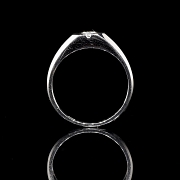 Solitario de oro blanco de 18K con diamante