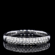 Media alianza de oro blanco de 18K y diamantes