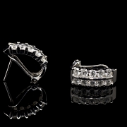 Par de pendientes en oro blanco de 18k y diamantes
