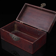Caja de madera lacada roja y jade