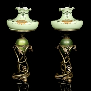 Pareja de quinqués de vidrio y bronce Art Noveau, Europa, c. 1900