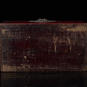 Caja de madera lacada roja y jade