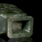 Pareja de jarrones de jade verde espinaca, con sello Qianlong