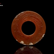 Disco de ágata roja tallada, dinastía Zhou