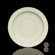 Plato de cerámica con vidriado blanco, dinastía Qing