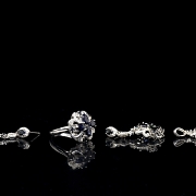 Conjunto en oro blanco de 18K con zafiros y diamantes